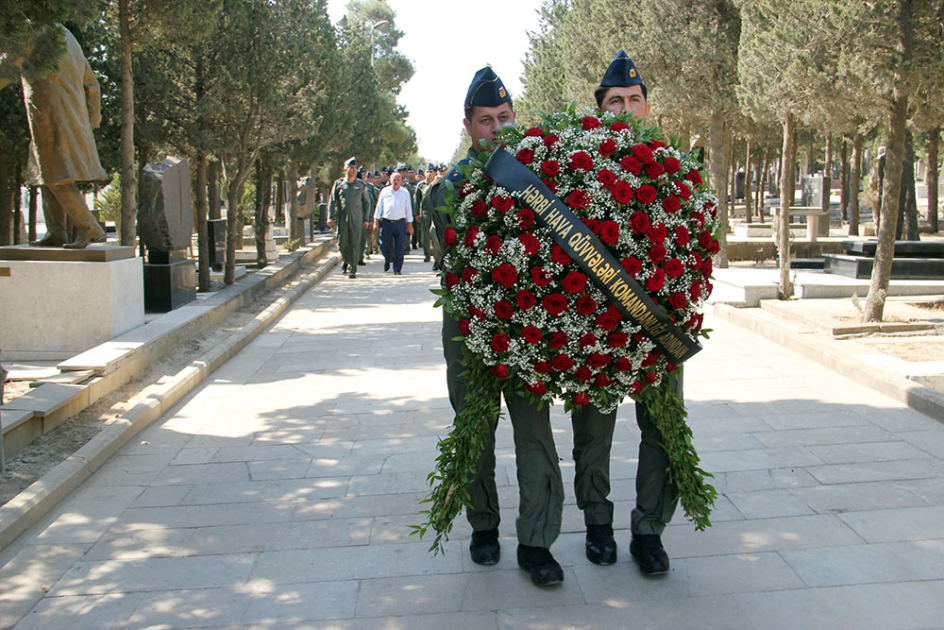 Şəhid hərbi pilot Rəşad Atakişiyevin məzarı ziyarət olundu - FOTO/VİDEO Şəhid hərbi pilot Rəşad Atakişiyevin məzarı ziyarət olundu - FOTO/VİDEO