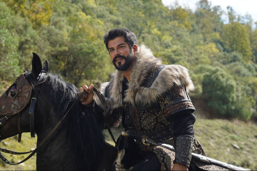 37 ildən sonra qayıdır: Burak Özçiviti əvəz edəcək – FOTO