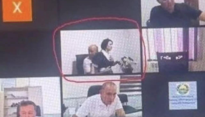 Onlayn iclasda katibəni qucaqlayan məmur işdən qovuldu - FOTO Onlayn iclasda katibəni qucaqlayan məmur işdən qovuldu - FOTO