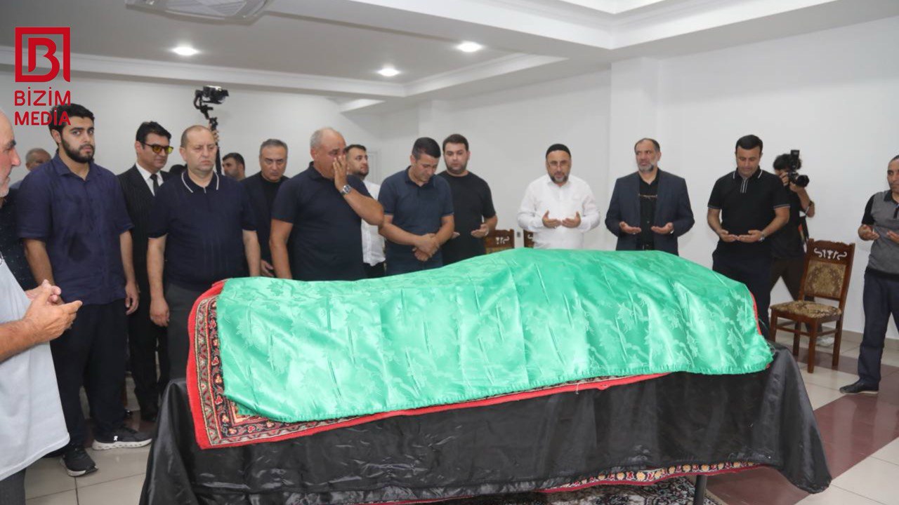 Yaxınları Arif Babayevlə vidalaşır – VİDEO Yaxınları Arif Babayevlə vidalaşır – VİDEO