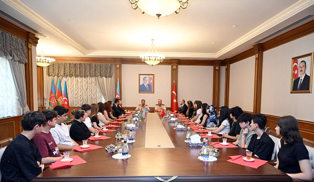 Müdafiə naziri türkiyəli şəhid ailələri ilə görüşüb - FOTO