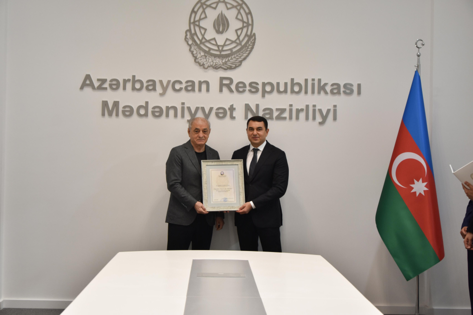 Mədəniyyət Nazirliyində Xalq artisti Fəxrəddin Manafovla görüş oldu - FOTO Mədəniyyət Nazirliyində Xalq artisti Fəxrəddin Manafovla görüş oldu - FOTO