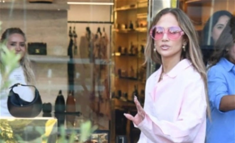 Cennifer Lopez İstanbulda butikə buraxılmadı – FOTO