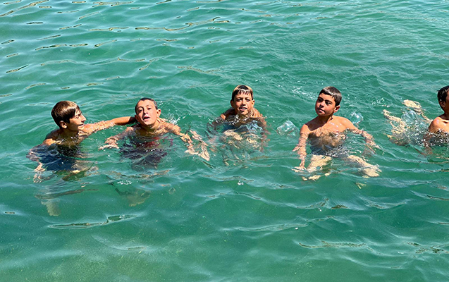 Bu göldə çiməndə saç rəngləri dəyişir - FOTO
