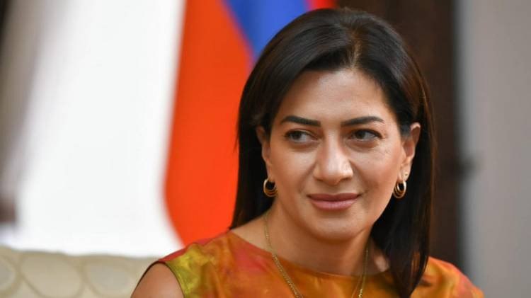 Anna Akopyan Ərdoğanın kitabını oxuyacaq? - FOTO Anna Akopyan Ərdoğanın kitabını oxuyacaq? - FOTO