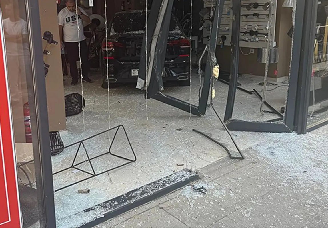 Bakıda avtomobil çilçıraq mağazasına girdi – VİDEO