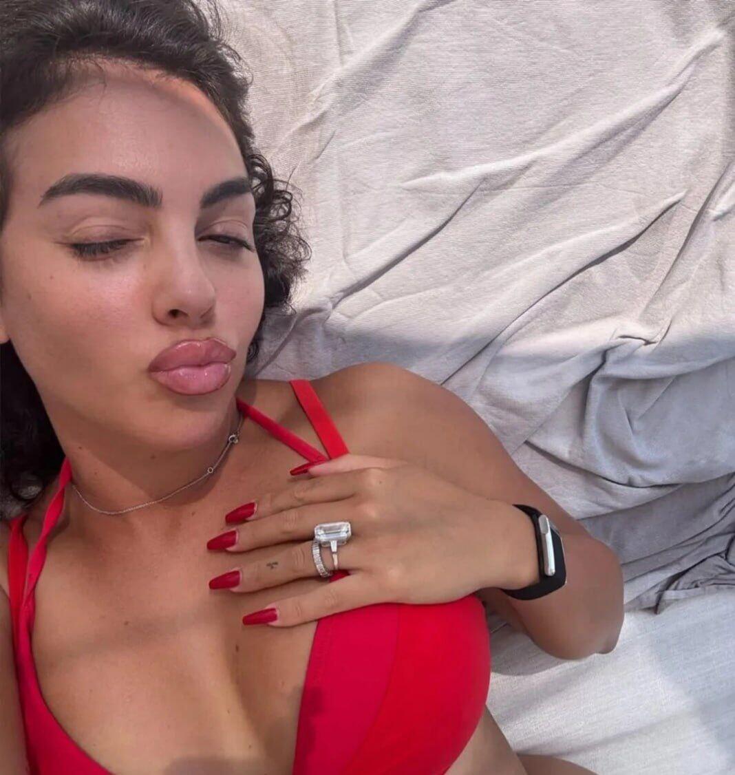 Ronaldonun sevgilisi çimərlik geyimi ilə "nəfəs kəsdi" - FOTO