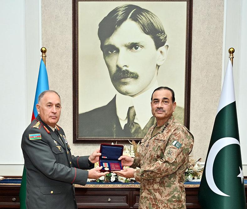 Pakistanın Quru Qoşunları komandanına Azərbaycanın hərbi medalı təqdim edildi - FOTO