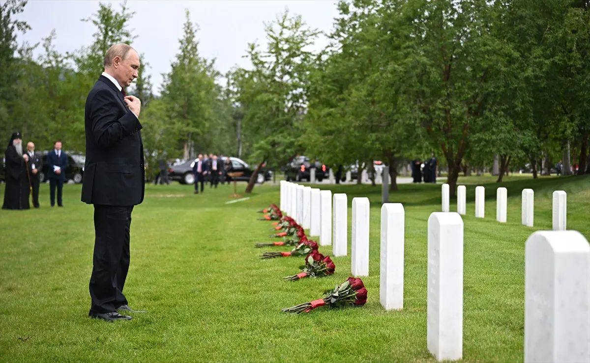 Putin Alyaskada Sovet əsgərlərinin məzarlarını ziyarət etdi - FOTO