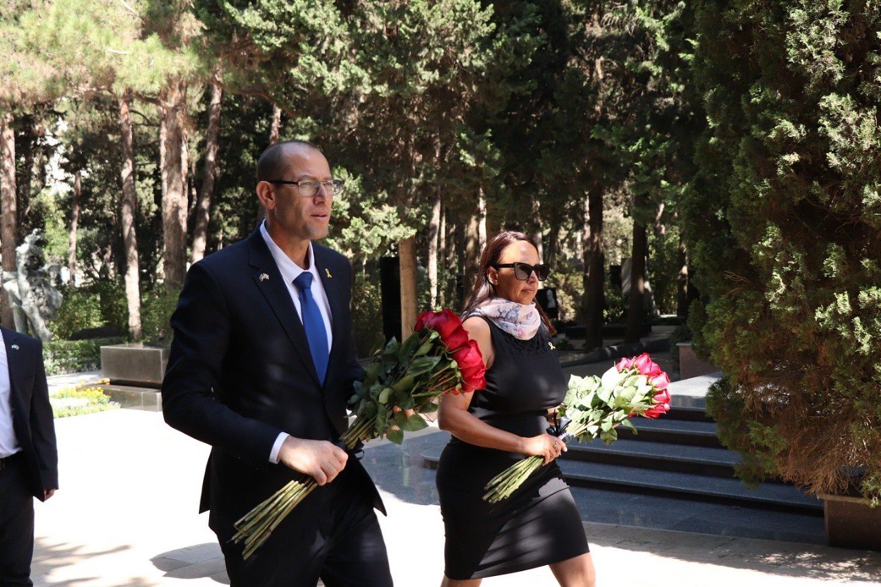 İsrailin Azərbaycandakı yeni səfiri Fəxri və Şəhidlər xiyabanlarını ZİYARƏT ETDİ - FOTO
