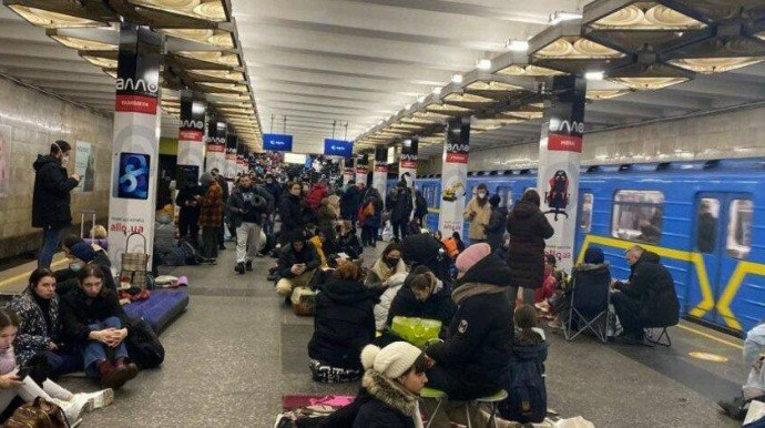 Kiyevdə rus dronlarının hücumu səbəbindən sakinlər metro stansiyalarına sığındılar - VİDEO