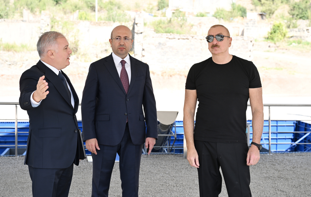İlham Əliyev Kəlbəcər şəhər parkının təməlini qoydu - FOTO