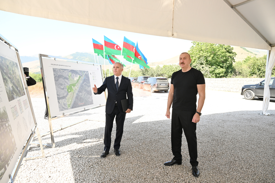 İlham Əliyev Kəlbəcərdə 3-cü yaşayış kompleksinin təməlini qoydu - FOTO