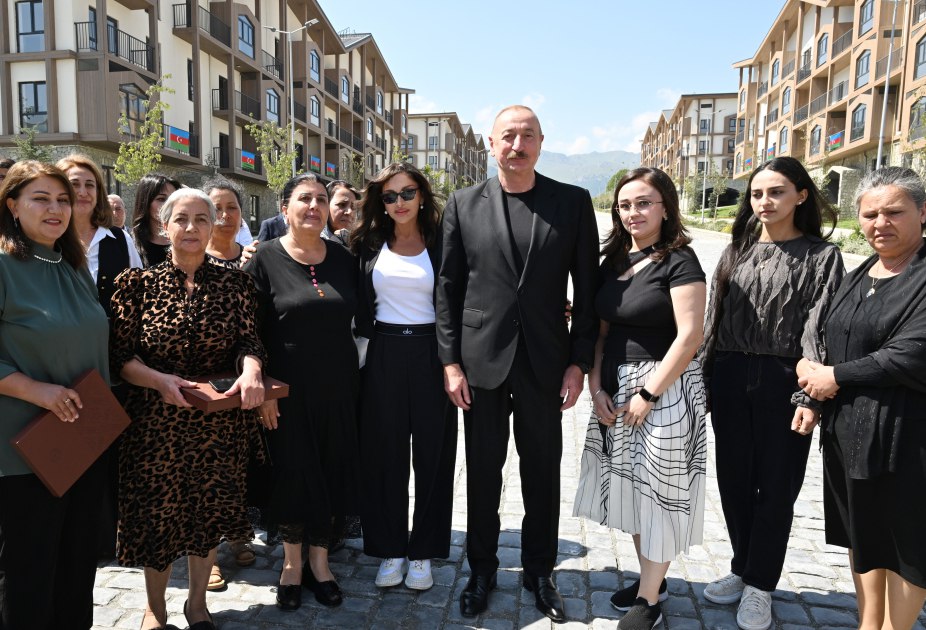 Prezident və birinci xanım Kəlbəcər sakinləri ilə GÖRÜŞDÜLƏR - FOTO/VİDEO