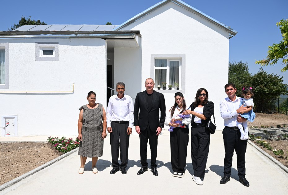 Prezident və birinci xanım Ağdərənin Kolatağ kəndində - FOTO