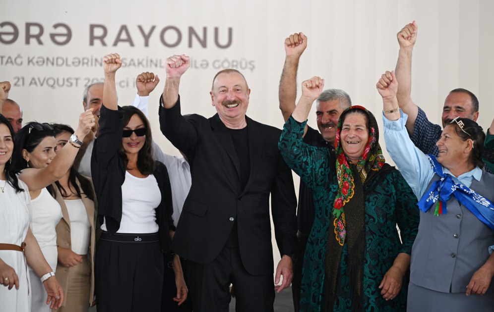 Prezident və xanımı Ağdərədə Vəngli kəndinin sakinləri ilə GÖRÜŞDÜLƏR - FOTO