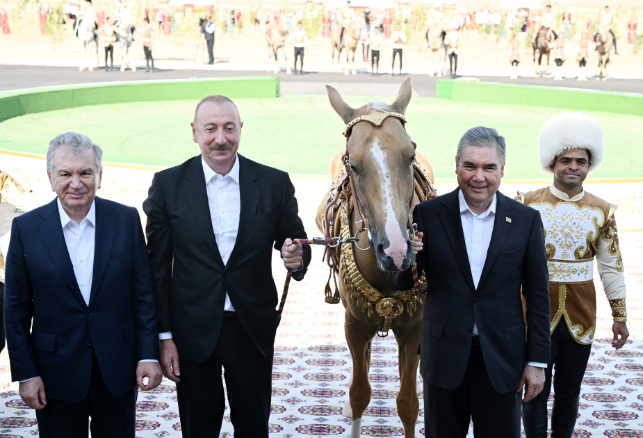 Qurbanqulu Berdiməhəmmədov İlham Əliyevə “Axaltəkə” atı HƏDİYYƏ ETDİ - FOTO/VİDEO
