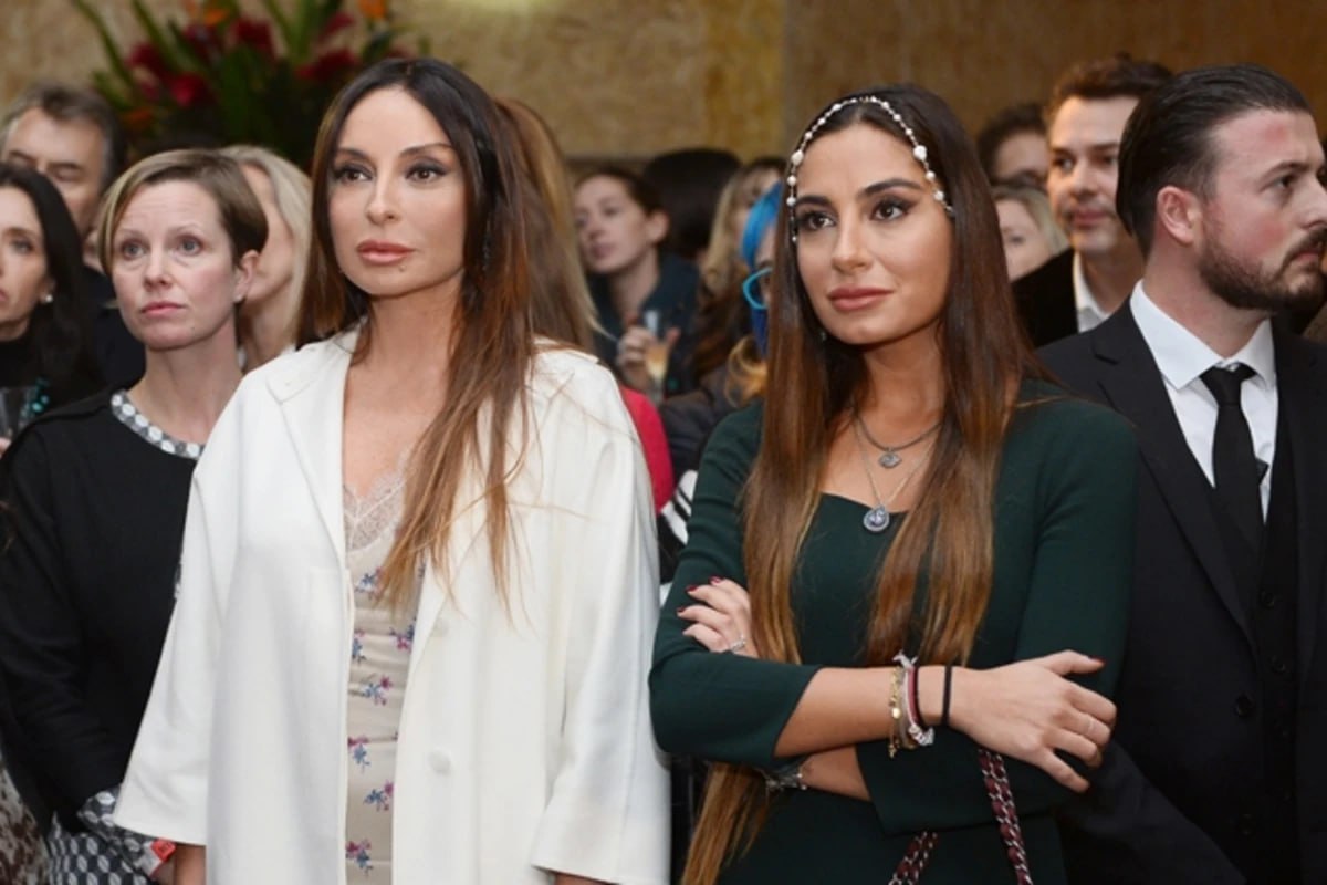 Arzu Əliyeva Mehriban Əliyevanı təbrik etdi – FOTO