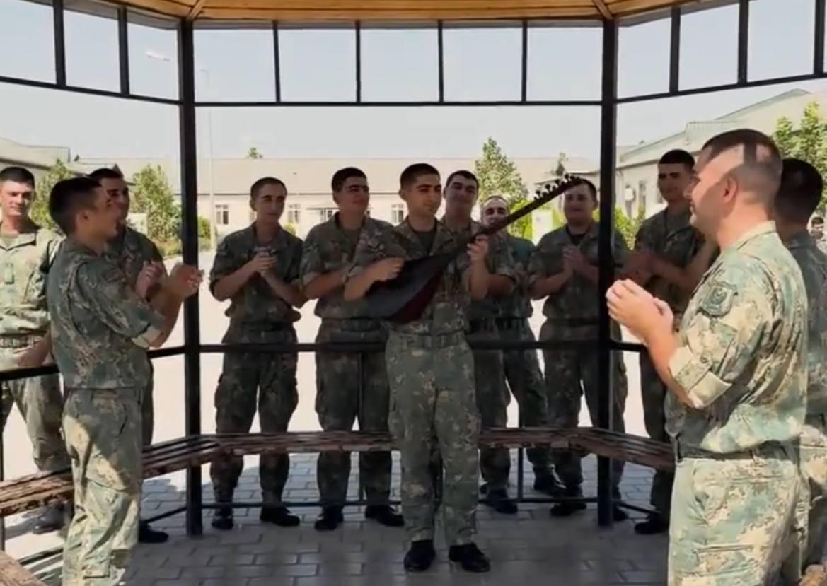Azərbaycan əsgərinin BİR GÜNÜ - VİDEO Azərbaycan əsgərinin BİR GÜNÜ - VİDEO
