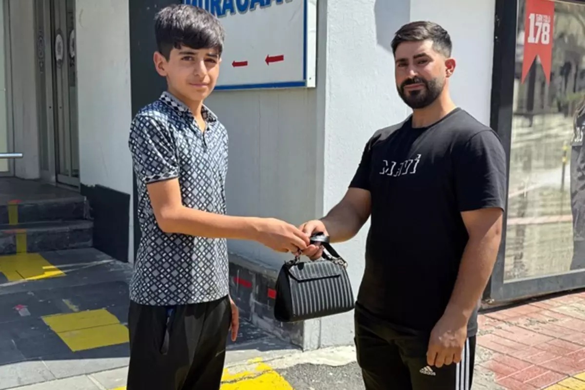 Türkiyədə 15 yaşlı yeniyetmə zibil qutusundan "sərvət" tapdı - FOTO