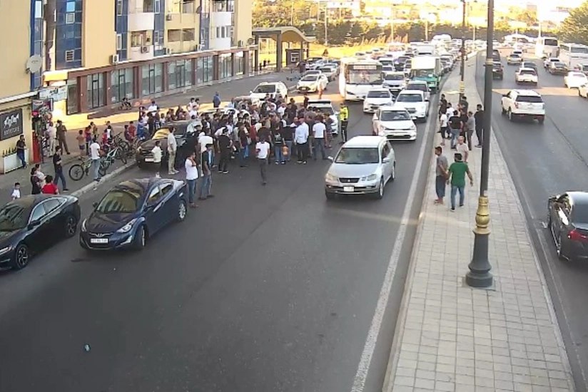 Bakıda piyadanı maşın vurdu - Yolda sıxlıq yarandı Bakıda piyadanı maşın vurdu - Yolda sıxlıq yarandı