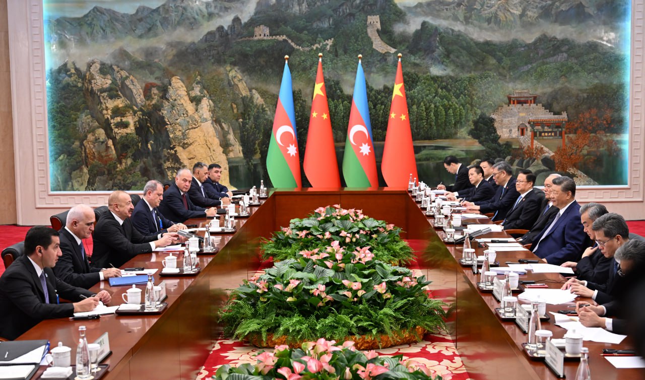 Si Cinpin İlham Əliyevi “Əziz dostum” sözləri ilə salamladı