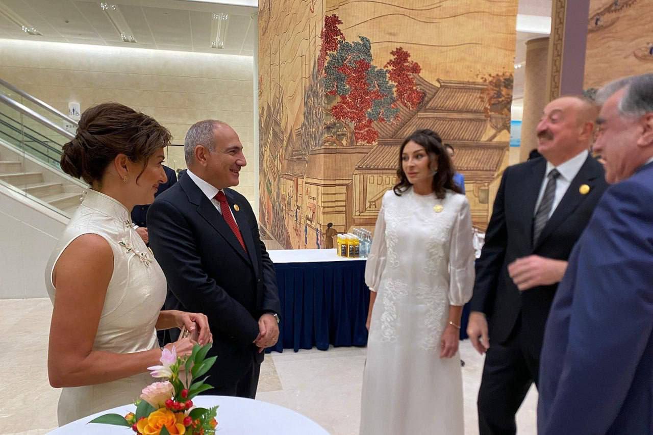 İlham Əliyev və Paşinyan ilk dəfə xanımları ilə bir araya gəldi - FOTO