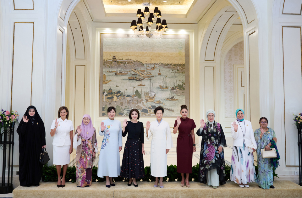 Mehriban Əliyeva dövlət başçılarının xanımları ilə gəmi gəzintisində - FOTO