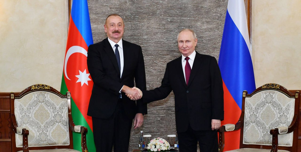 İlham Əliyevlə Putinin salamlaşma anı - VİDEO