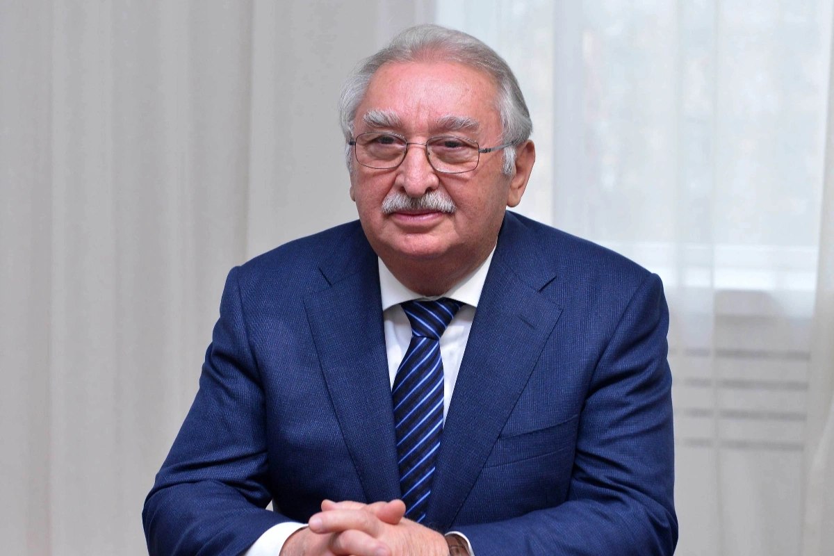 Rektor: "İşə çıxmıram, universiteti uşaqlar idarə edirlər"