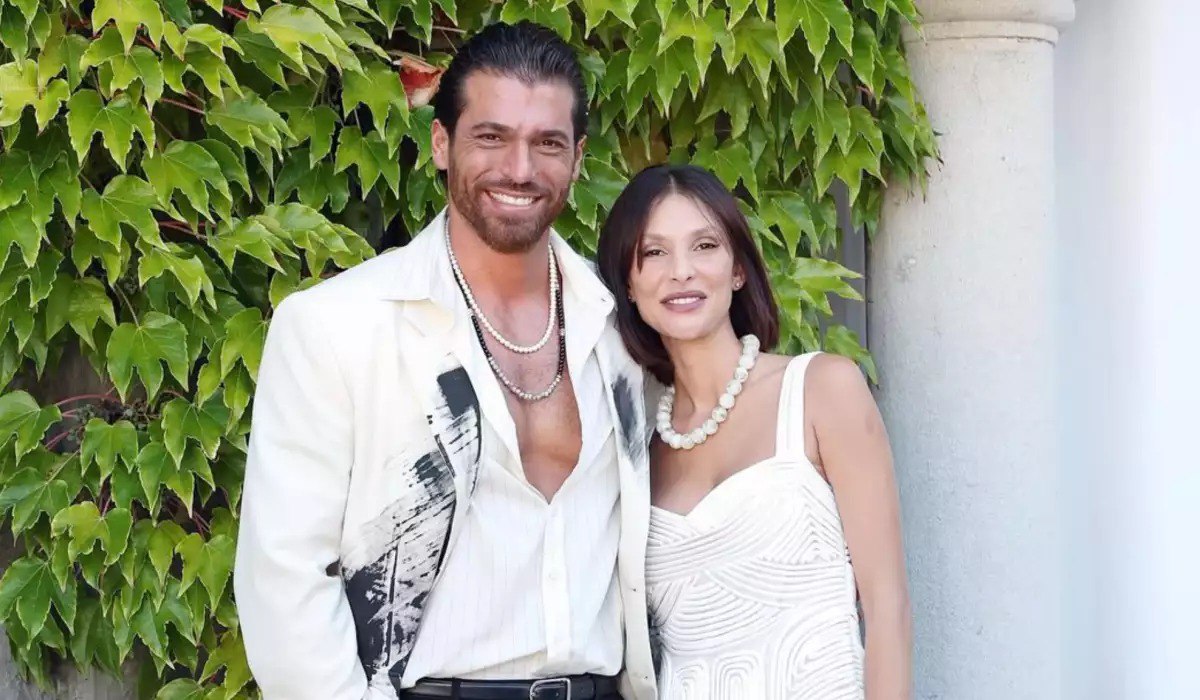 Can Yaman sevgilisi ilə qırmızı xalıda – FOTO