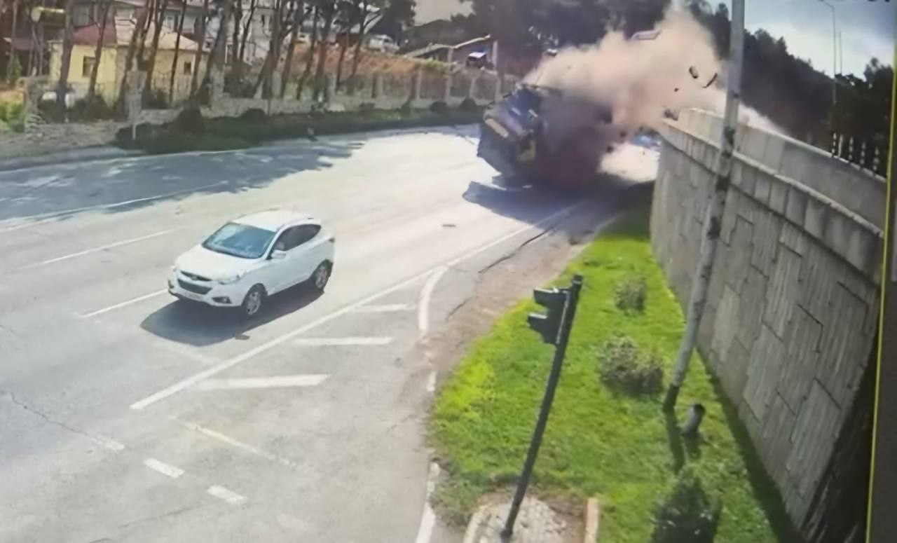 “KamAZ”ın maşının üstünə aşdığı an – FOTO