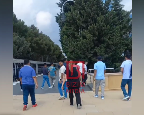 Bir qrup turist Şəhidlər Xiyabanında mahnı qoyub rəqs etdi – VİDEO