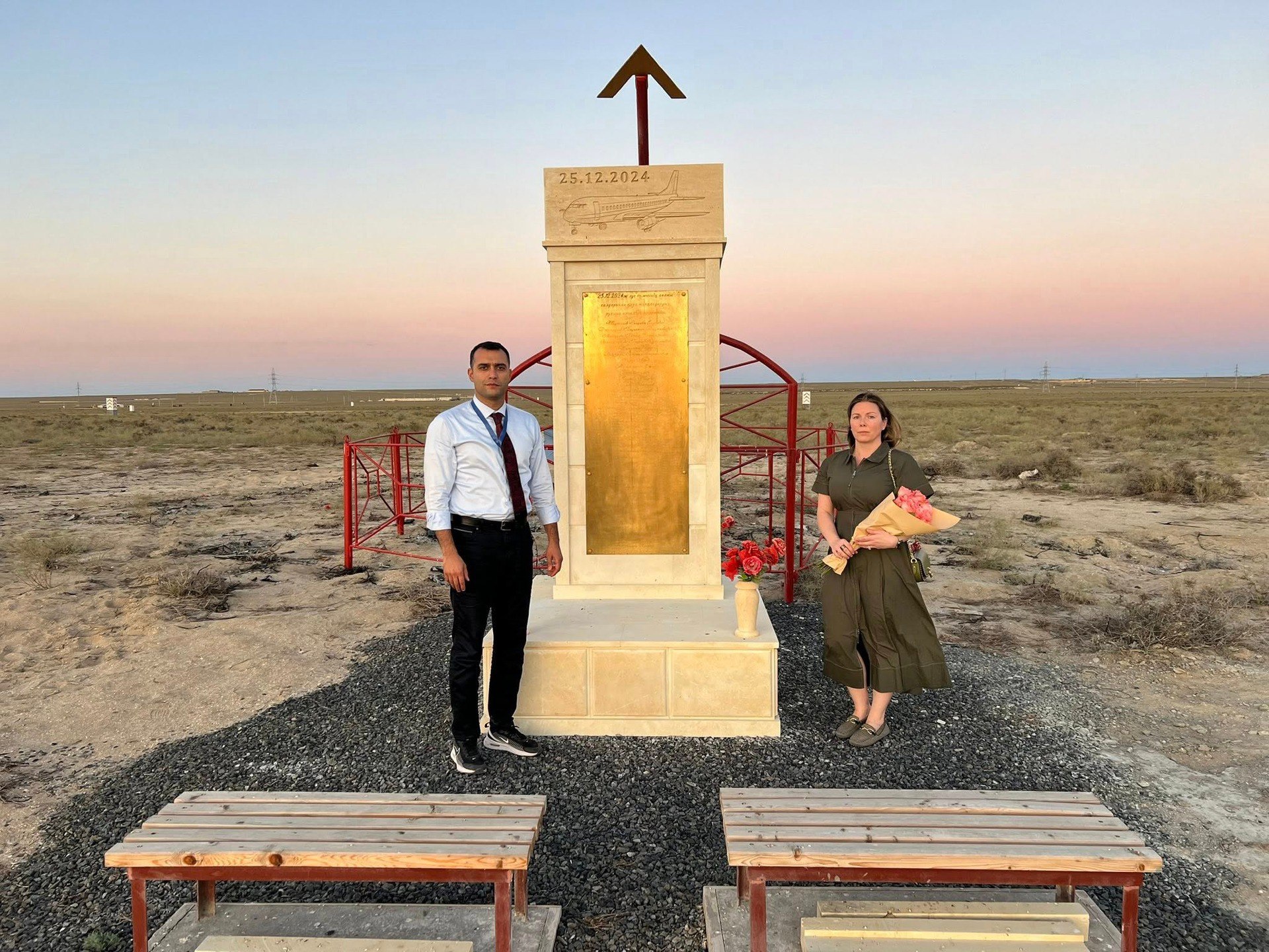 ABŞ-ın Bakıdakı səfirliyinin nümayəndəsi AZAL təyyarəsinin qəzaya uğradığı yerdə - FOTO
