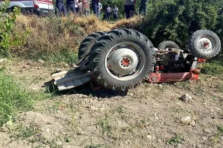 Laçında traktor dərəyə AŞDI – Ölən var