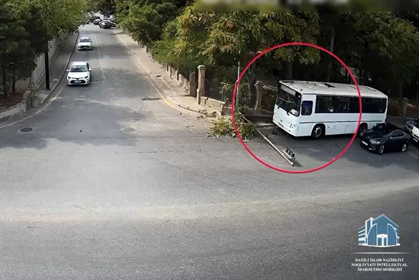 Bakıda QƏZA: Avtobus işıqforu yararsız vəziyyətə saldı - VİDEO Bakıda QƏZA: Avtobus işıqforu yararsız vəziyyətə saldı - VİDEO