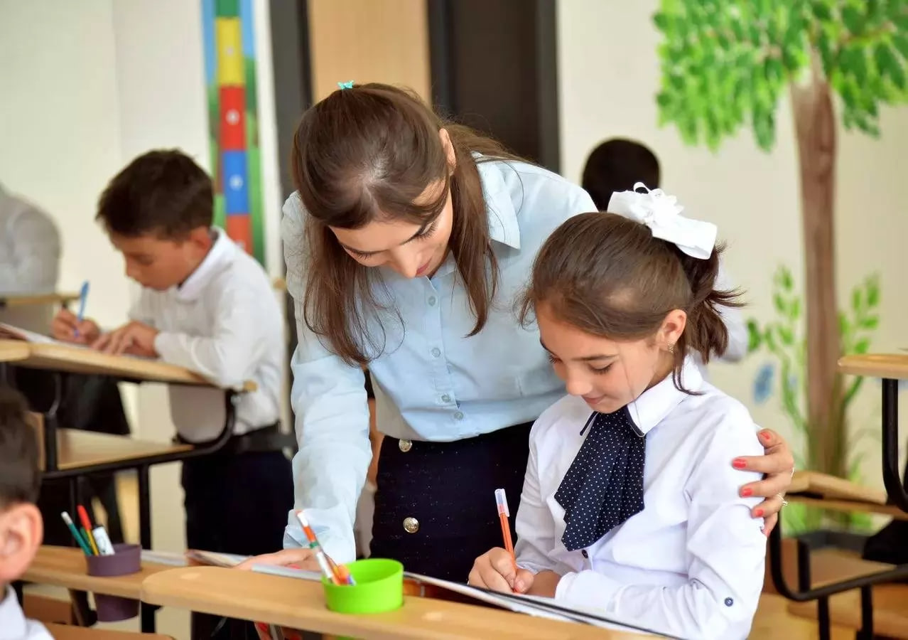Bakıda müəllimlər bu qədər maaş alırlar – Rəsmi Bakıda müəllimlər bu qədər maaş alırlar – Rəsmi