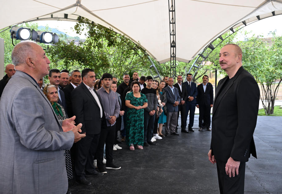 Prezident Badara kəndində sakinlərlə görüşdü – FOTO