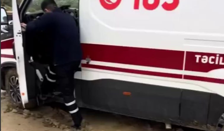 Çağırışa gedən təcili yardım maşını palçığa batdı - Video