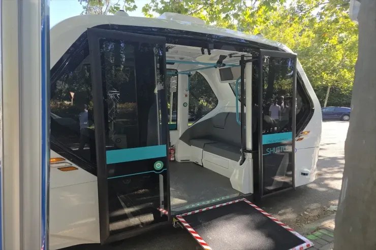 İlk sürücüsüz elektrik avtobusu sınaqdan keçirildi - FOTO