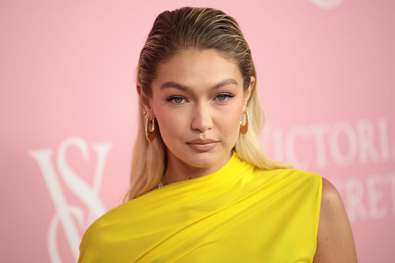 Cici Hadid mini-kombinezonla fiqurasını nümayiş etdirdi - FOTO