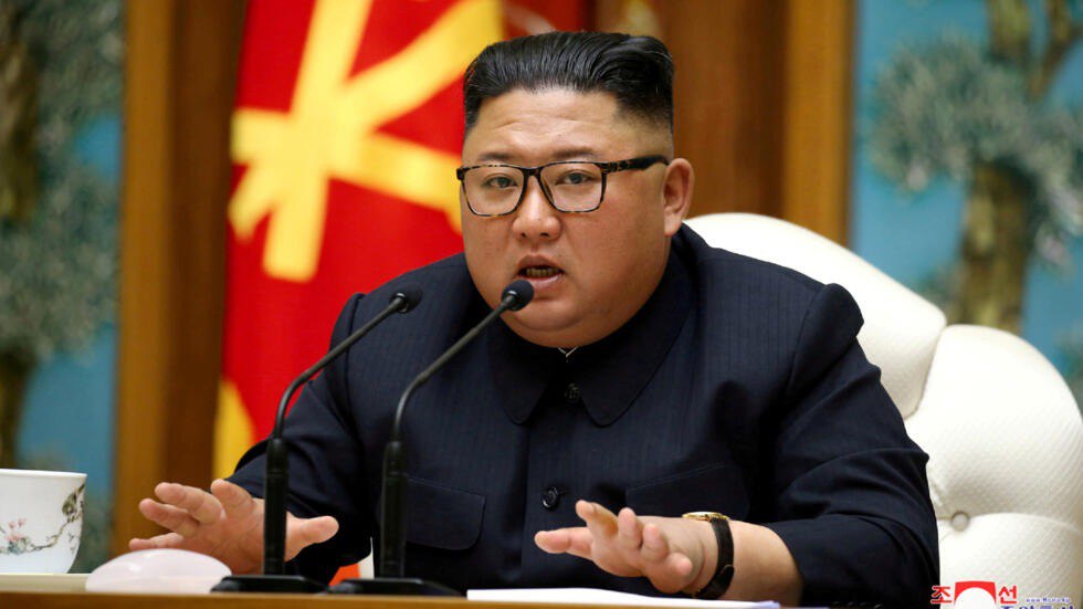 Rusiya Dövlət Dumasında Kim Çen İni ayaqüstə alqışladılar
