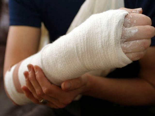 Bakıda gənc qadın zibilə görə qonşusunun qolunu QIRDI