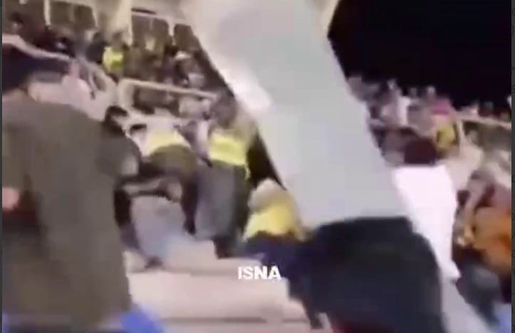 Stadionun damından qopan parça azarkeşin başına düşdü – ANBAAN VİDEO Stadionun damından qopan parça azarkeşin başına düşdü – ANBAAN VİDEO