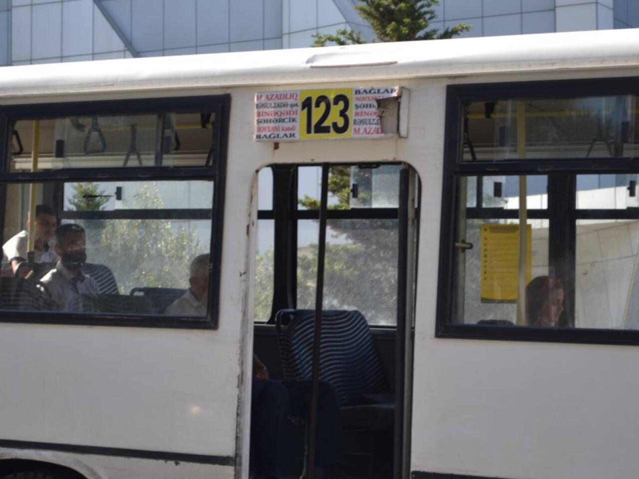 Bakıda avtobusun döşəməsi çökdü, sərnişin son anda… - FOTO