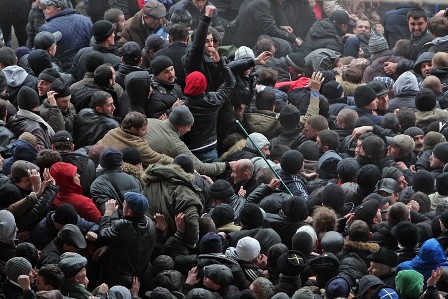 Filippində kütləvi etirazlar: 93 polis yaralandı - VİDEO Filippində kütləvi etirazlar: 93 polis yaralandı - VİDEO