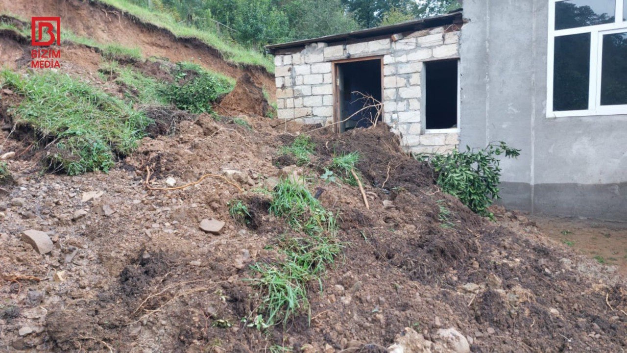 Astarada torpaq SÜRÜŞMƏSİ: Sitrus ağacları və toyuqlar torpaq altında qaldı – FOTO