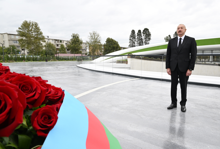 İlham Əliyev Vətən müharibəsi şəhidlərinin xatirəsini bir dəqiqəlik sükutla yad etdi - FOTO/VİDEO