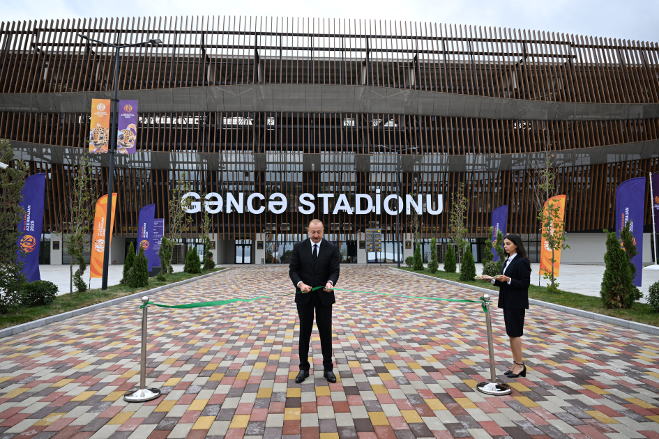 İlham Əliyev Gəncə şəhər stadionunun açılışında – FOTO