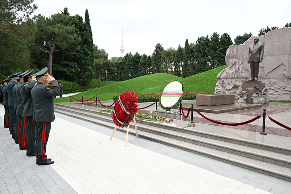 Anım Günündə Fəxri xiyaban, Şəhidlər xiyabanı, Zəfər parkı və Hərbi Memorial Məzarlıq ZİYARƏT EDİLDİ - FOTO